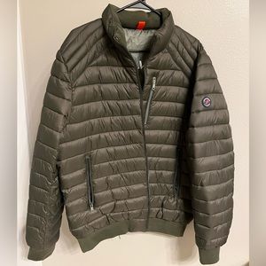 Like new “A Fish Named Fred” in Forrest Green. Size is XL.